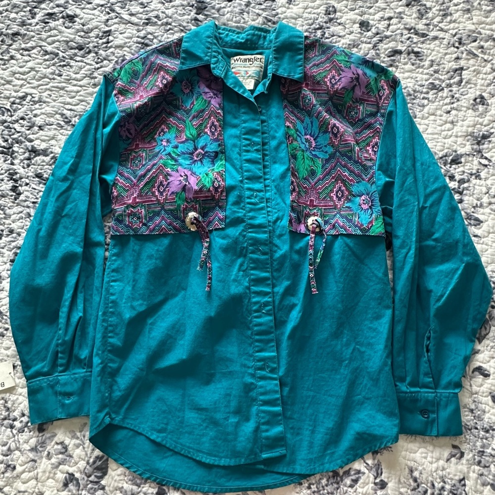 90s Womens Wrangler blouse
Tagged small
Pit to pit 17 1/2in 
Length 27in